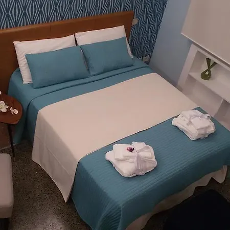 爱德梵蒂冈套房酒店 *