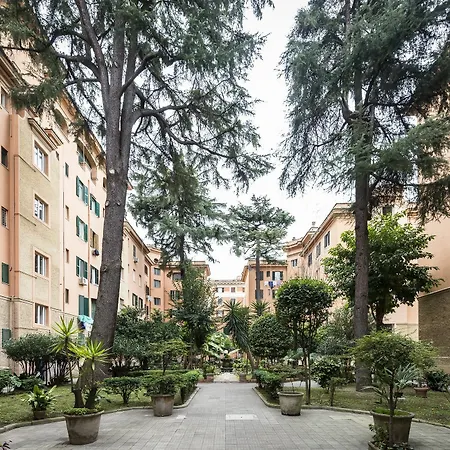 爱德梵蒂冈套房酒店 *