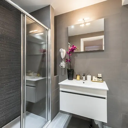 爱德梵蒂冈套房酒店 *